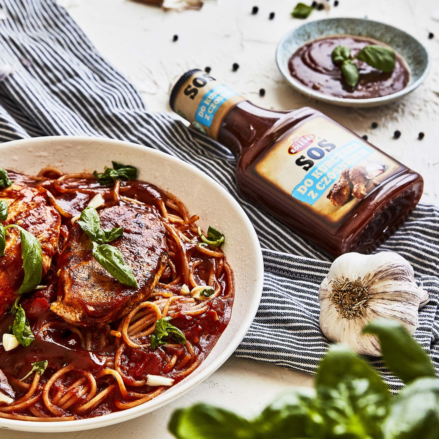 Linguine z kurczakiem w pomidorowo-czosnkowym sosie z bazylią
